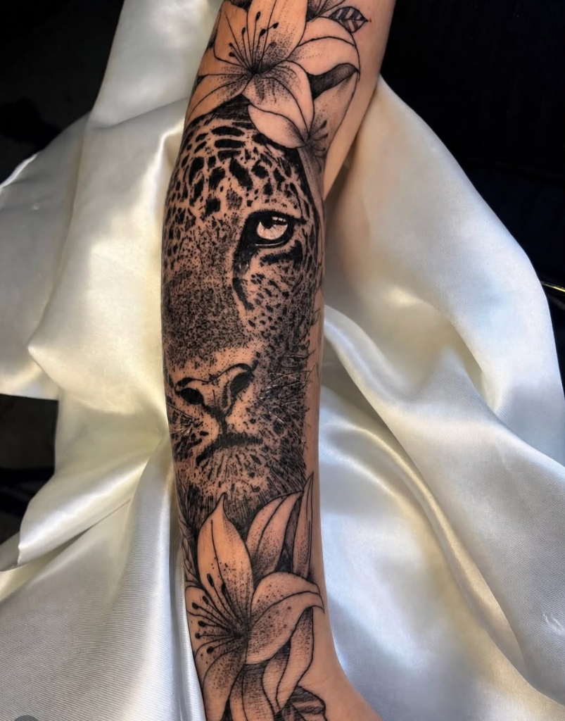 Realismo Leopardo com Lírios